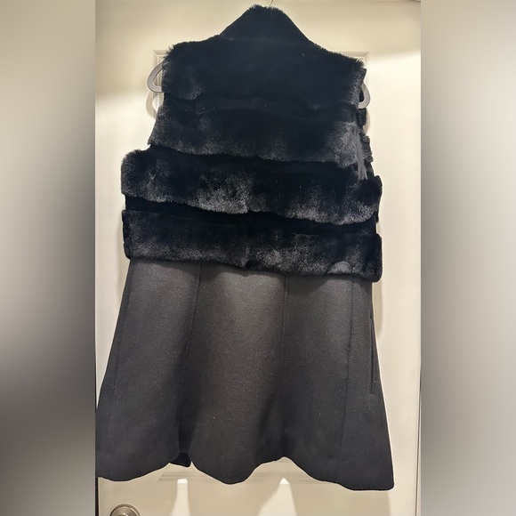 * NEW * St. John Knits Collection Rabbit Fur Vest in Caviar. Size P - Picture 3 of 8